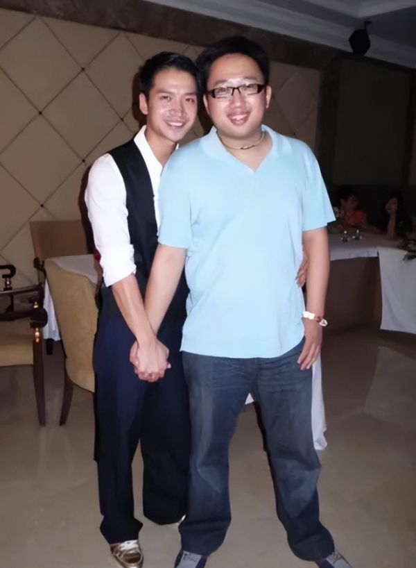 捷希源 50岁何晟铭现状：与大11岁富婆爱了5年，于正捧红后至今婚姻成谜