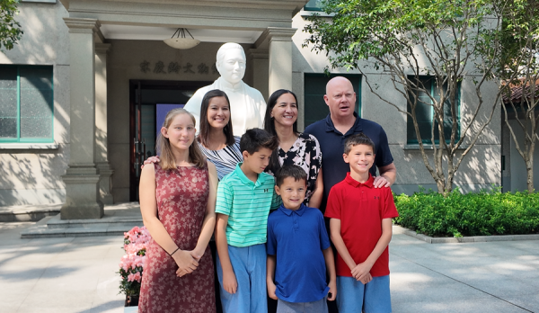 智慧优配 “中美友好关系代代相传”，史迪威将军后代访沪